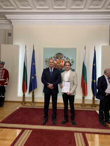 Дарий Топузов от 12В клас е лауреат на президентската инициатива Награда „Джон Атанасов“ за 2025 година